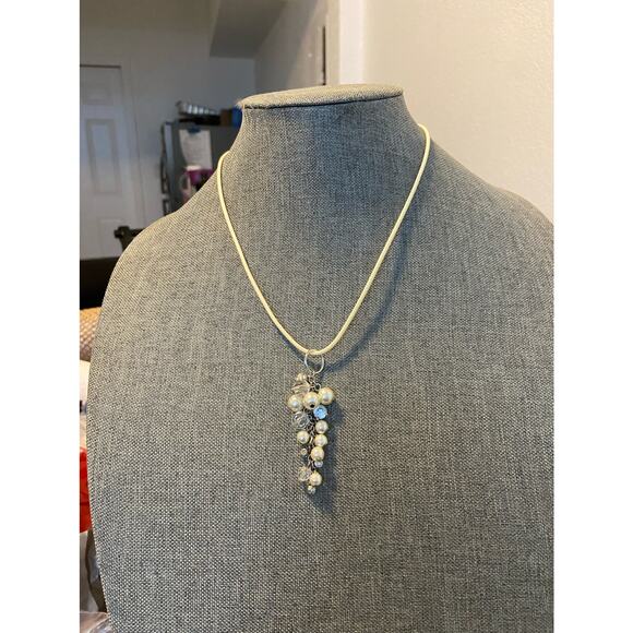 Upcycled faux pearl cluster necklace - Picture 2 of 4
